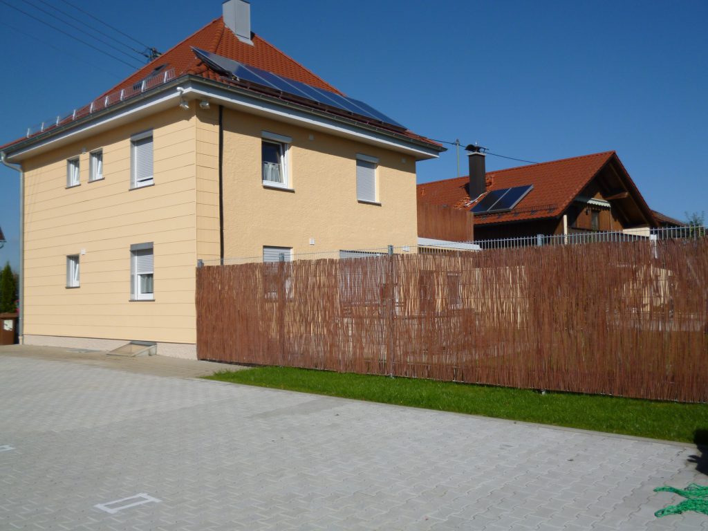 Übernachtungen kurz- und längerfristig. Zimmer sind voll eingerichtet. Unterkunft wird wöchentlich gereinigt.