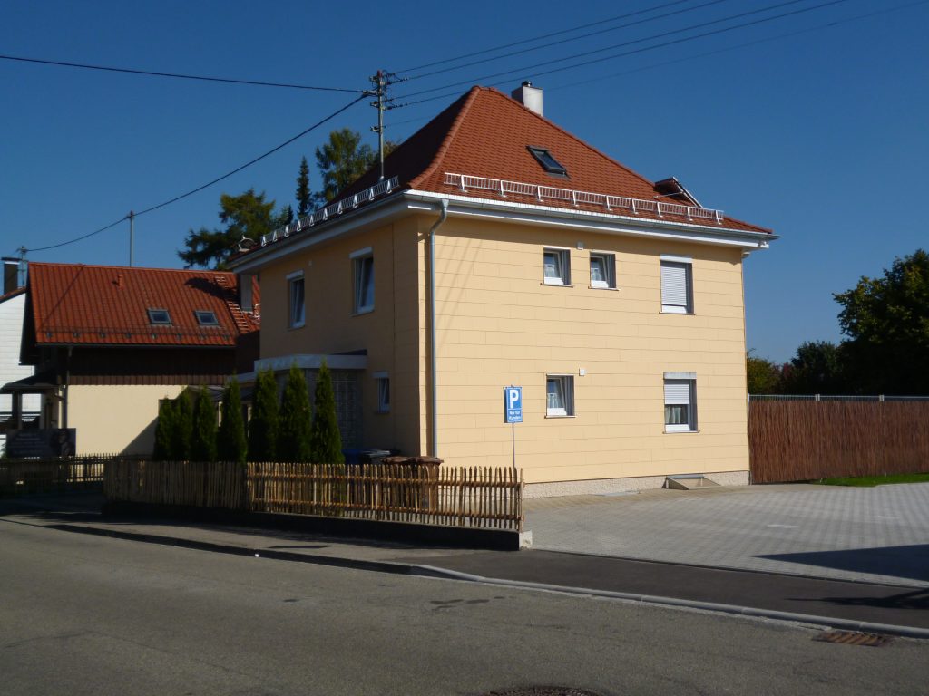 Übernachtungen kurz- und längerfristig. Zimmer sind voll eingerichtet. Unterkunft wird wöchentlich gereinigt.